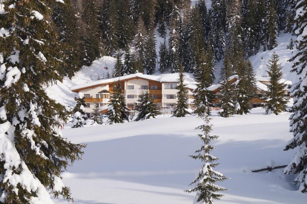 Hotel Costes Corvara In Badia Esterno foto